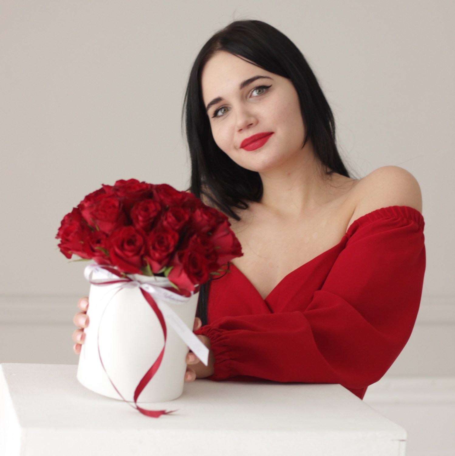 buket krasnyh roz v korobke 5